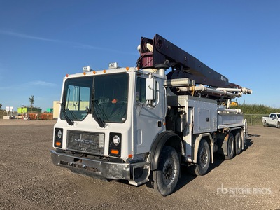 Alliance on 2006 Mack MR690S 8x4 Twin-Steer Camion pompe à béton