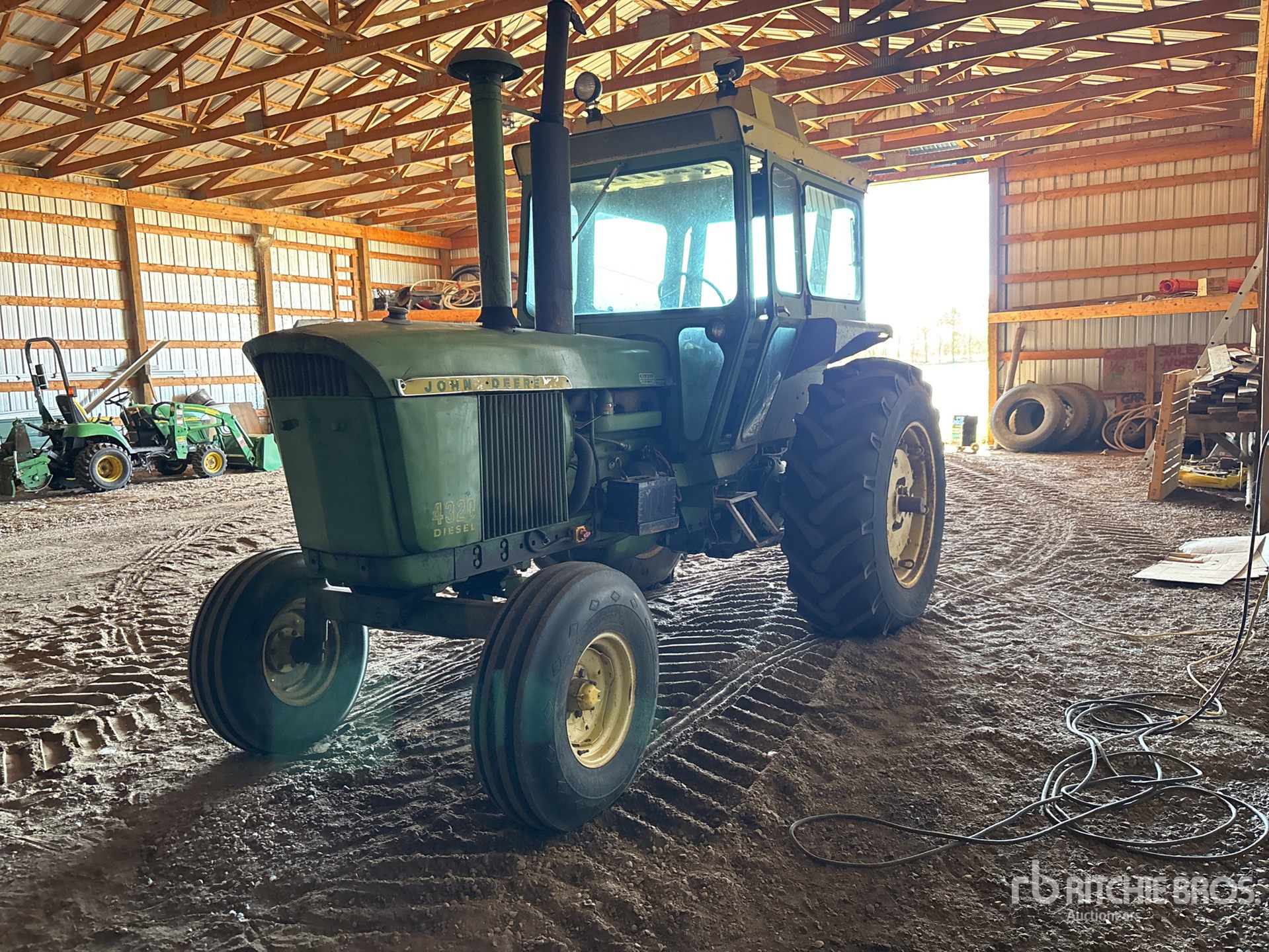 John Deere 4320 2WD Tractor Agrícola