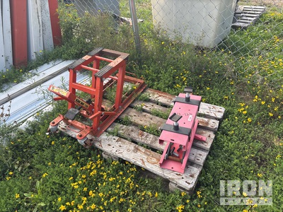 Quantity of (2) Motorcycle Stand Divers - Magasin, entrepôt, consommateur