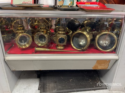 Quantity of (12) Quantity of Brass Lights and Brass Horns Articuos de lujo