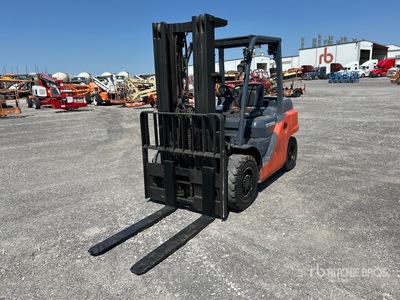 2017 Toyota 8FD35U 7000 lb Pneumatic Tire Heftruck