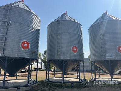 Behlen +/- 3200 bu 2 Ring Hopper Grain Bin