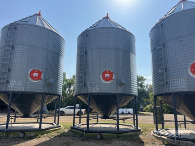 Behlen +/- 3200 bu 2 Ring Hopper Grain Bin