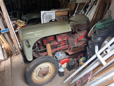 Ford 9N Tractor histórico (Inoperable)