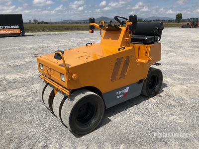 2025 Sakai TS160 7 Wheel Rodillo Neumatico / Pneumatic Roller