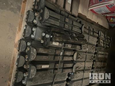 Qty of (180) Universal Bolt-On Rubber Track Pads Varios, tienda, almacen, consumidor