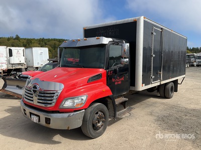 2010 Hino 258 4x2 Furgoneta caja cerrada