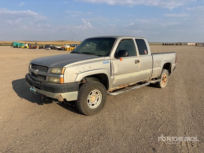 2004 Chevrolet Silverado 2500 4x4 Extended Cab Pickup