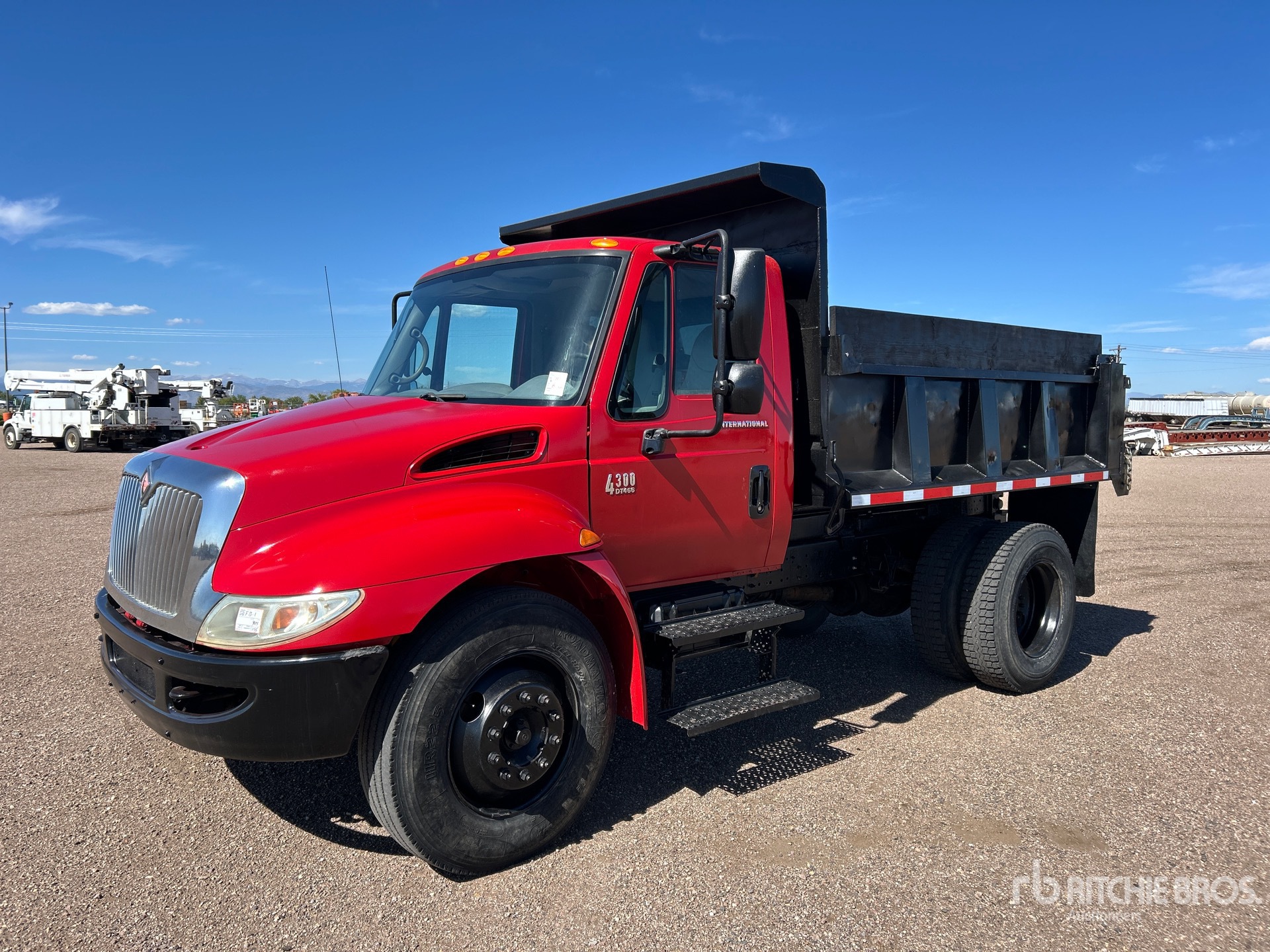 2002 International 4300 4x2 S/A Dump Truck