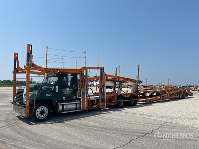 2013 Freightliner 114SD 6x4 Camión portavehiculos