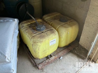 two liquid tanks on pallet 45 gal Réservoir d'eau