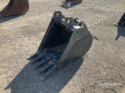24 in Digging Excavator Bucket