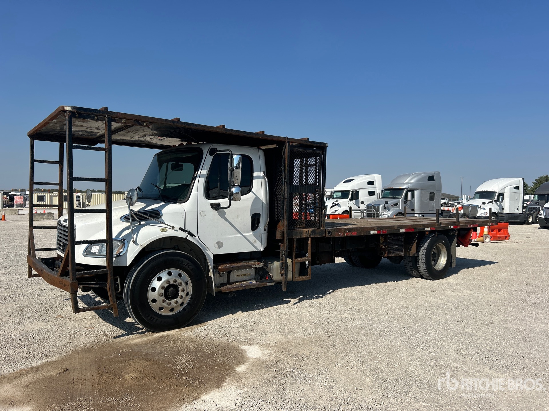 2016 Freightliner M2 106 4x2 شاحنة مسطحة