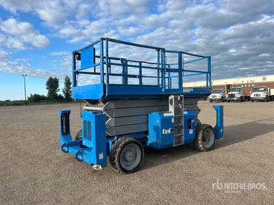 2013 Genie GS4390 4x4 Dual Fuel Ascenseur à ciseaux