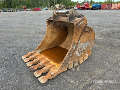 Liebherr 52 in Digging Excavator Bucket