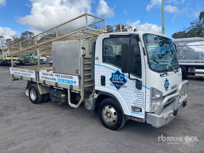 2016 Isuzu NPR 45-155 4x2 شاحنة مسطحة