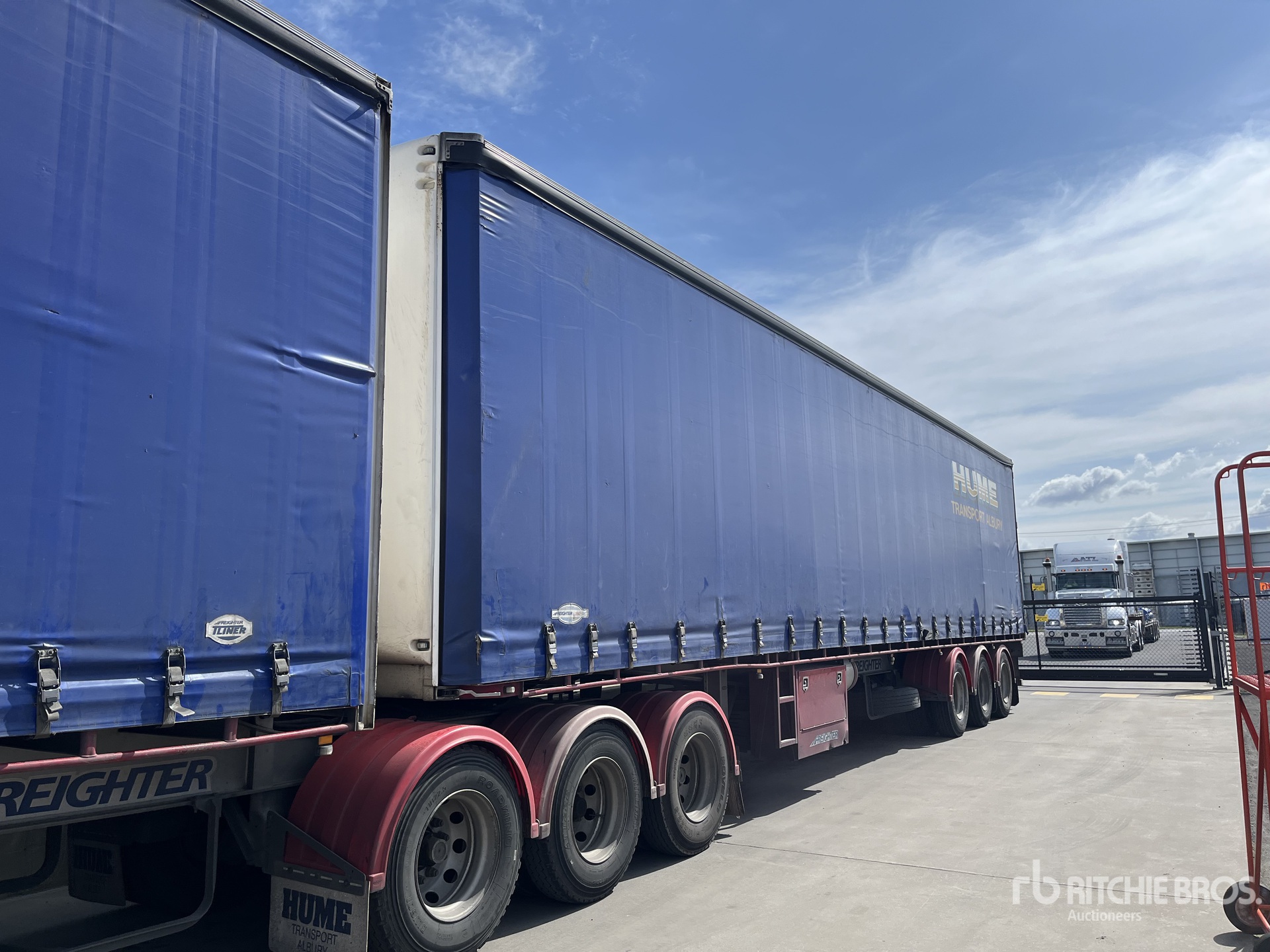 2014 MaxiTrans Curtain Side Trailer