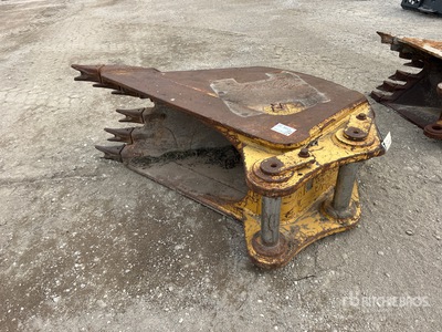 Rockland EA7001V 30 in V-Ditching Excavator Bucket - Fits Cat 329