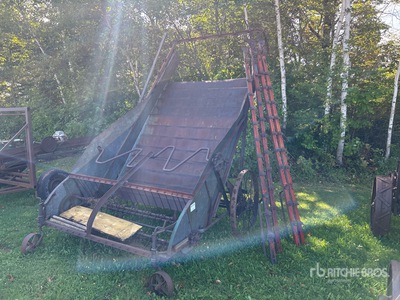 Antique 6 ft 5 in x 6 ft Hay Loader