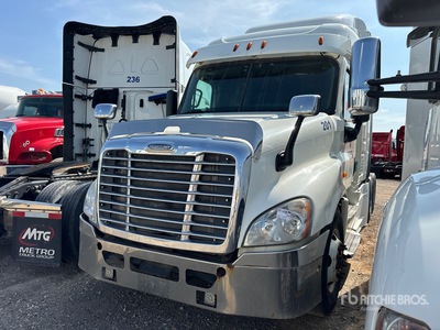 2016 Freighliner Cascadia 125 6x4 3- Achs Sattelzugmaschine mit Schlafkabine (Inoperable)