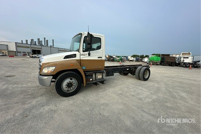 2013 Hino 338 4x2 Cabine et châssis