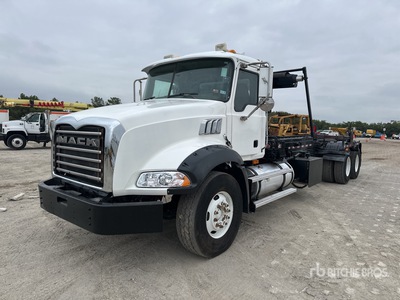 2009 Mack GU813 6x4 Camion porteur à faux-cadre basculant