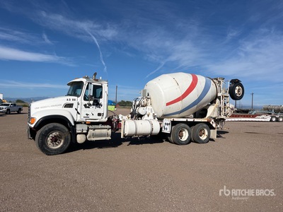 2002 Mack CV713 8x4 ミキサートラック