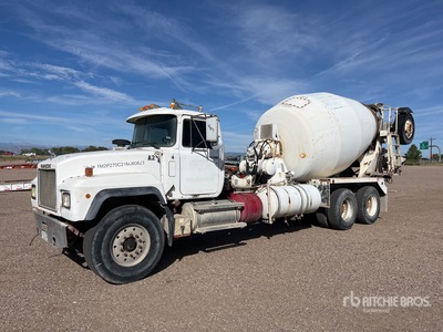 2001 Mack RD688S 8x4 Camion hormigonera