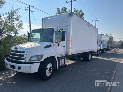 2015 Hino 268 4x2 Moving Furgoneta caja cerrada
