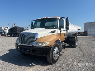 2002 International 4300 SBA 4x2 Water Truck