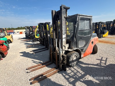 Toyota 7FDU45 7350 lb Pneumatic Tire Forklift