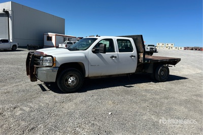 2011 Chevrolet Silverado 3500 4x4 Crew Cab Flatbed Truck