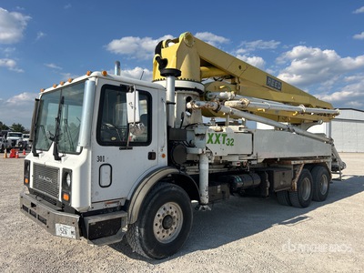 REED XXT-32 86 ft on 2001 Mack MR688S 6x4 Concrete Pump Truck