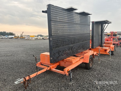 2006 American Signal 1300 W Solar Babillard