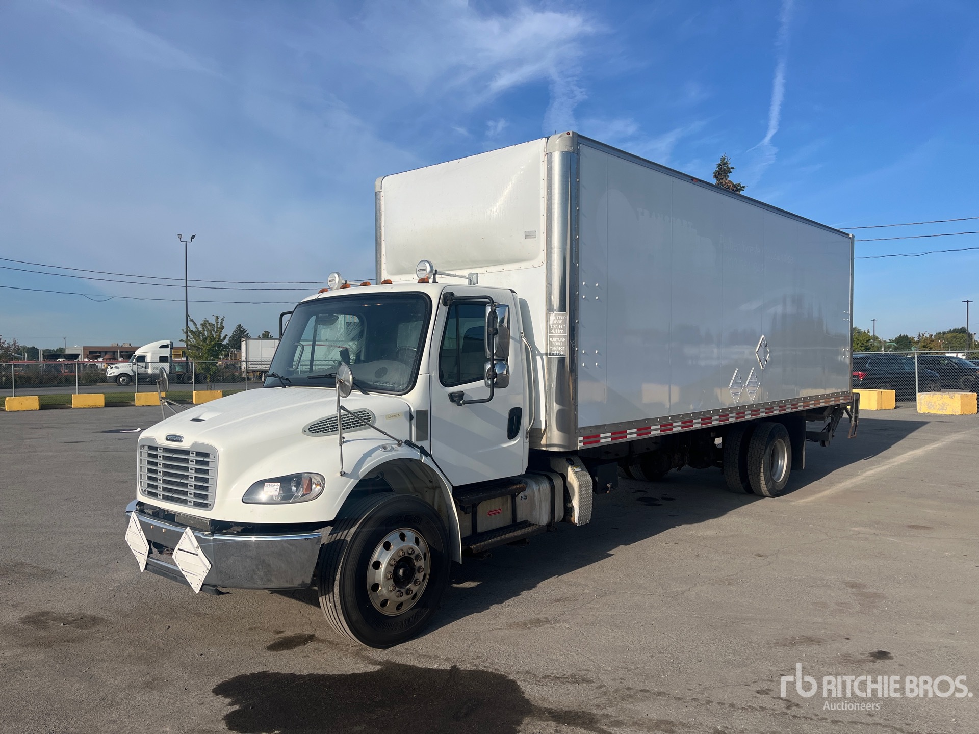 2020 Freightliner M2106 4x2 شاحنة فان