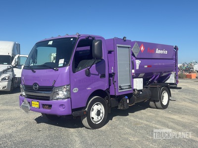 2020 Hino 195 1200 gal 4x2 Tanklastzug