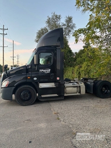 2015 Freightliner Cascadia 113 Day Cab Truck Tractor (Inoperable)