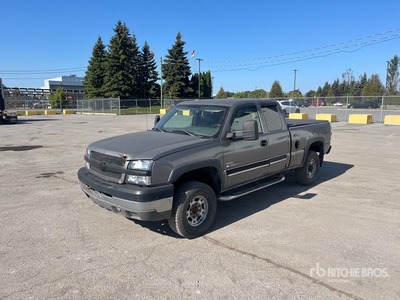 2004 Chevrolet Silverado 2500 HD 4x4 Extended Cab Pickup