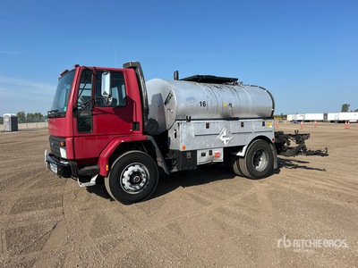Etnyre SAM-HW 1620 gal on 1992 Ford CF8000 4x2 Asphalt Distributor Truck