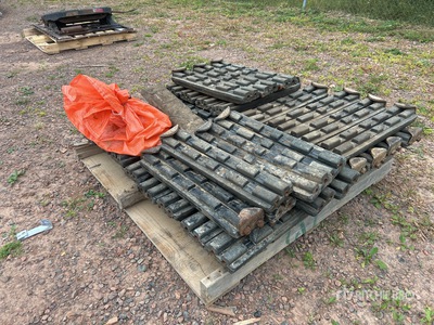 Quantity of 23.5 in x 5 in Rubber Track Shoes