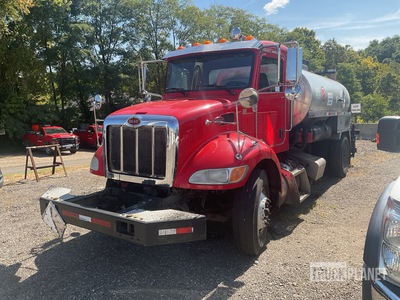 Etnyre 2000 gal on 2016 Peterbilt 337 4x2 アスファルト運搬トラック (Inoperable)