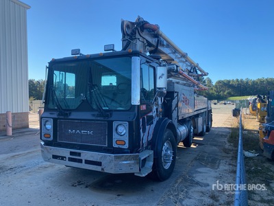 2005 Putzmeister M38Z 38 m on 2006 Mack MR688S 8x4 を見 Concrete Pump Truck
