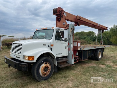 Manitowoc 1770 34000 lb Straight Boom on 2001 International 4700 4x2 Flatbed Truck with Crane