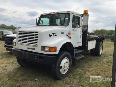 2001 International 4800 4x4 Winch Truck