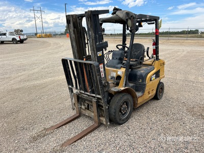 Cat GP25N 4500 lb Pneumatic Tire Carrelli Elevatori