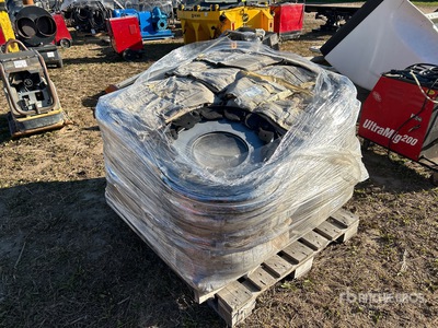 Quantity of Freightliner Aluminum Wheel Covers Divers - Pièces détachées pour camions