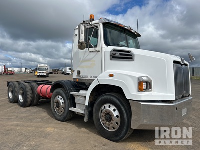 2015 Western Star 4700SXC 8x4 Twin-Steer を見 Cab and Chassis
