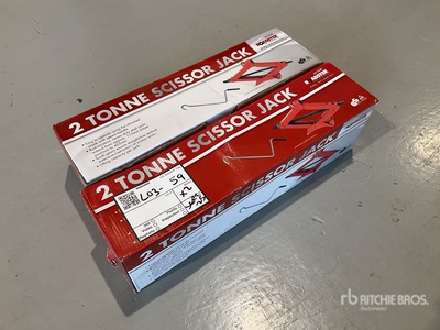 Quantity of (4) 2 Tonne Scissor Jacks and 2 of Foot Pumps