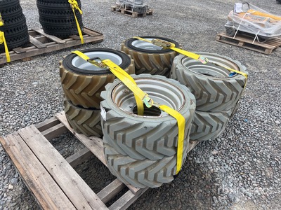 Quantity of (8) 26x12D460 and 26x12D380 Wheels W/ Neumáticos