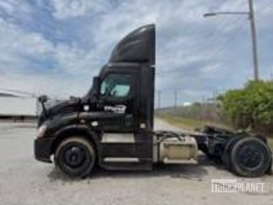 2017 Freightliner Cascadia 113 S/A Day Cab Truck Tractor (Inoperable)